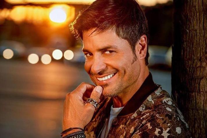 Chayanne causa furor parrillando sin polera