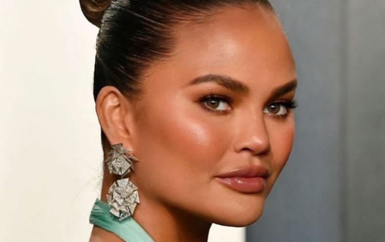 Chrissy Teigen responde a quienes la molestan por tener un cuerpo “cuadrado”