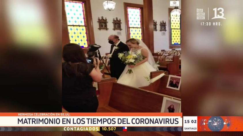 Pareja que se casó en plena cuarentena imprimió fotos de sus invitados