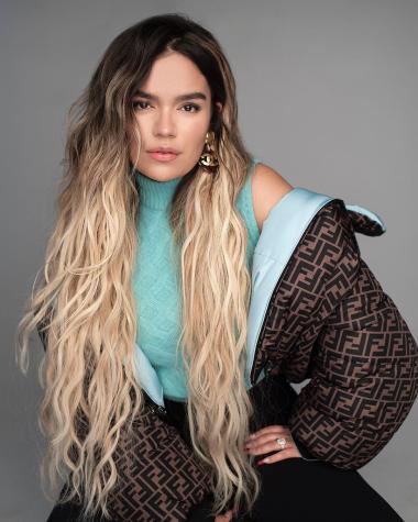 Karol G impacta a sus seguidores con foto de la niñez