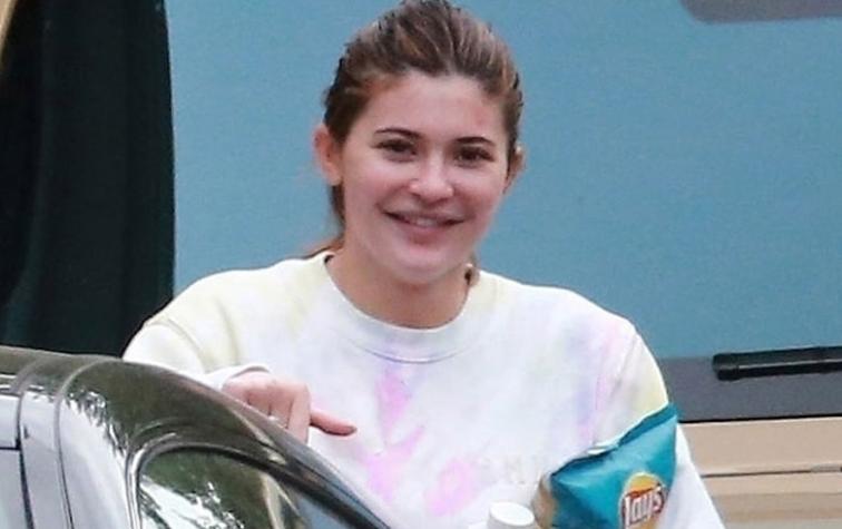 Kylie Jenner luce su rostro al natural tras críticas a su apariencia en fotos paparazzi 
