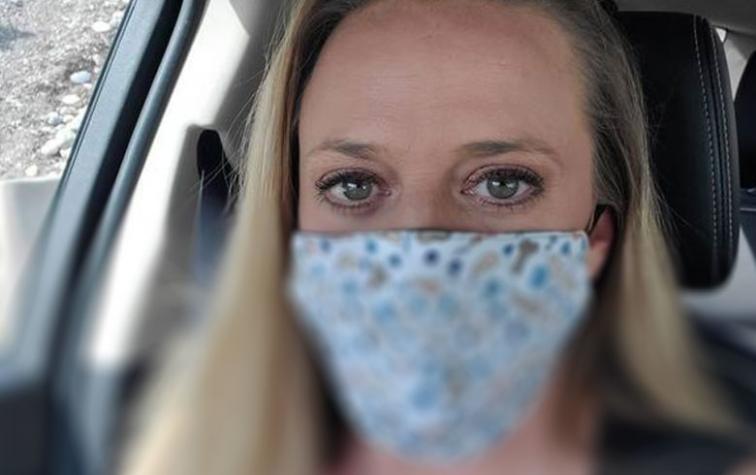 Mujer usa curiosa mascarilla para saber si las personas están muy cerca de ella