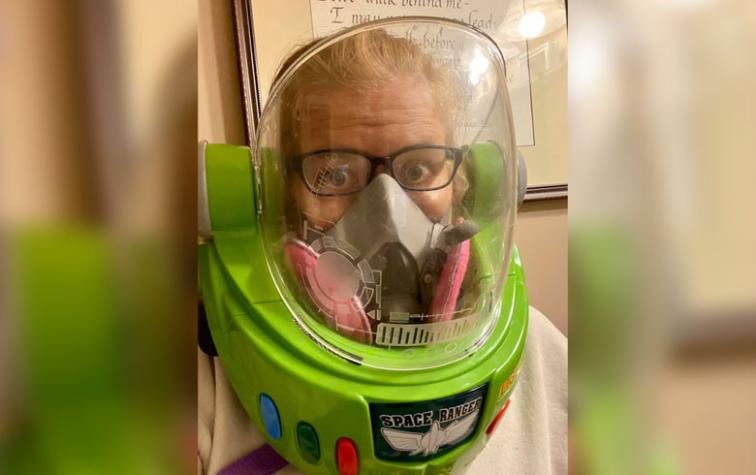 Mujer fue al supermercado usando casco de Buzz Lightyear para prevenir el coronavirus