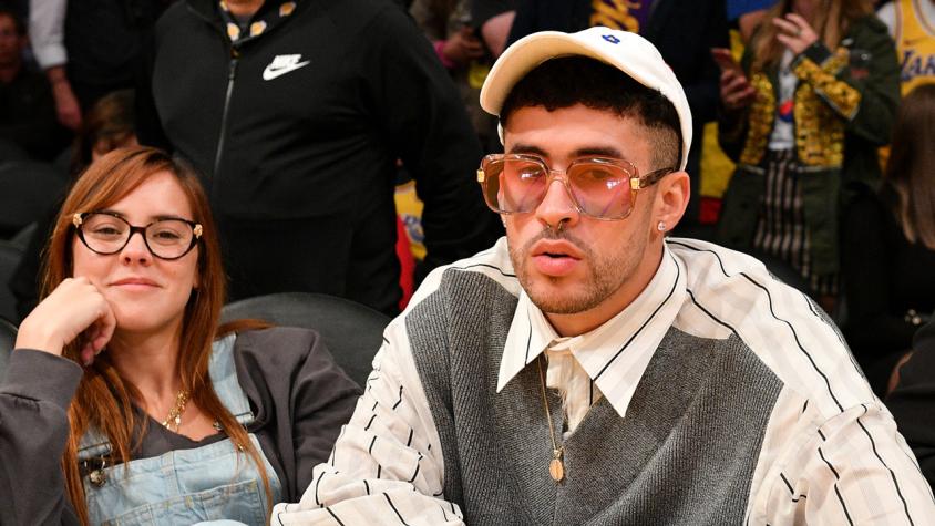 Video: El apasionado beso de Bad Bunny y su novia Gabriela Berlingeri