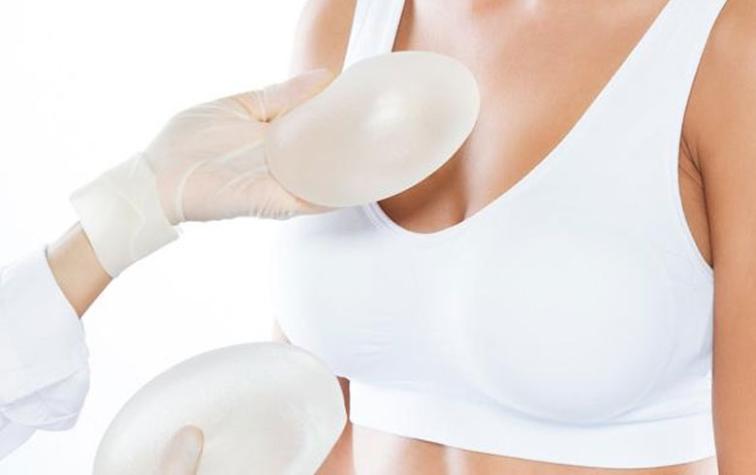 Mujer se salvó de un balazo gracias a sus implantes de silicona