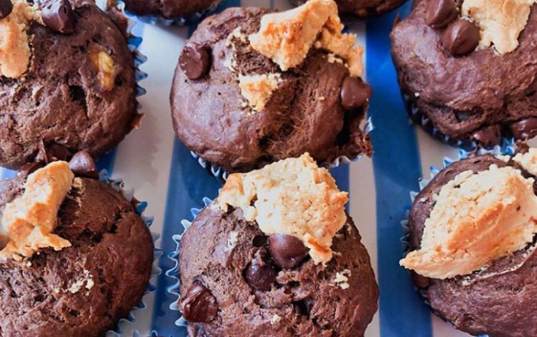 ¡Prepara unos ricos cupcakes veganos de chocolate, plátano y mantequilla de maní!