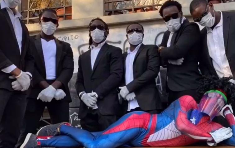 Sensual Spiderman recrea meme del ataúd para concientizar sobre el uso de la mascarilla