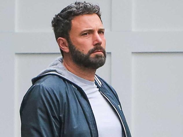 Ben Affleck es captado usando erróneamente su mascarilla en la calle