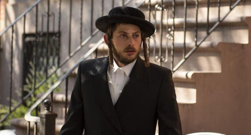 Así luce fuera de la ficción el protagonista de la serie "Poco Ortodoxa"