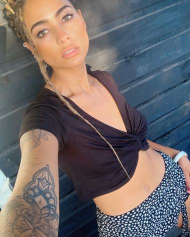 Camila Recabarren posa desnuda junto a Dana Hermosilla en osada fotografía