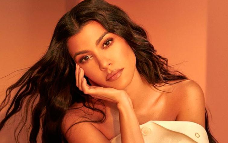 Kourtney Kardashian defiende sus “kilos de más” y aclara que no está embarazada