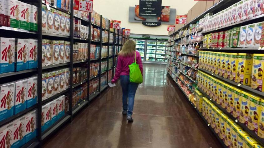 Expulsan a los gritos y en masa a mujer que entra sin mascarilla a supermercado