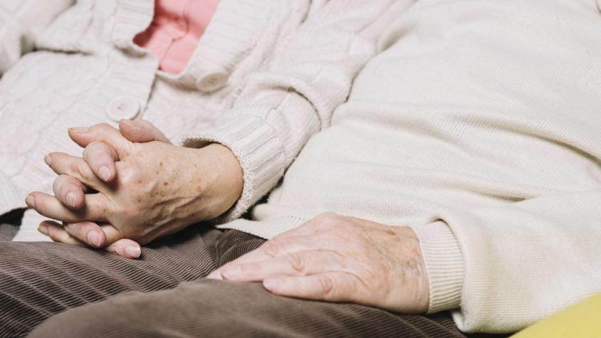 Pareja de abuelitos se reencuentra 70 años después y se vuelven a enamorar