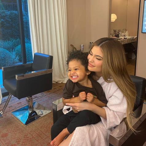Stormi Webster juega tenis con exclusiva raqueta Chanel de más de 2 millones de pesos