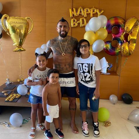 Arturo Vidal comparte fotografía dejándose pintar por sus hijos en cuarentena