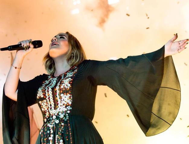 Adele impacta con nueva publicación y enciende alerta de romance