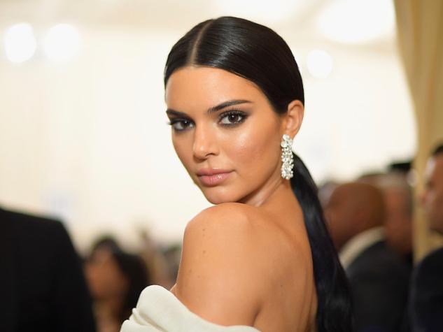 Kendall Jenner muestra sin querer su polera regalona con hoyo