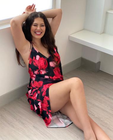 Michelle Carvalho luce orgullosa sus curvas con foto en un baño de tina