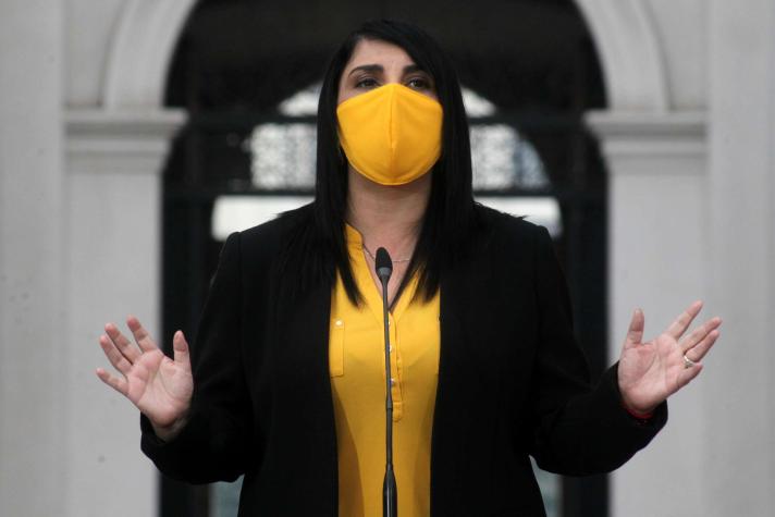 Karla Rubilar combina look y mascarilla: esta es la verdad de su propuesta fashion