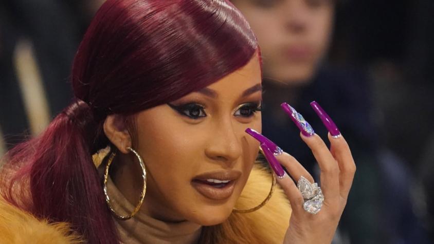 Cardi B impacta sin maquillaje y con su pelo natural