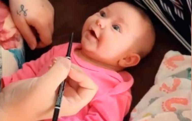 Madre aburrida maquilló a su pequeña hija y los videos se hicieron virales