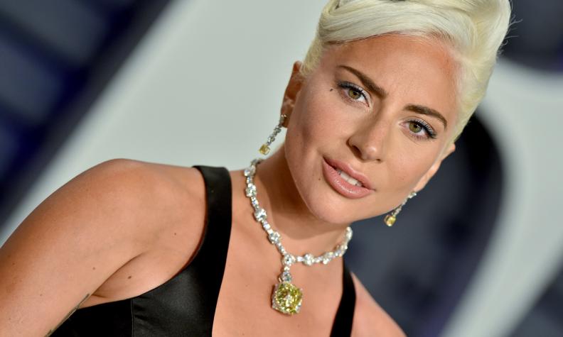 Lady Gaga sale a comprar pizza y vino con la prenda estrella de la cuarentena