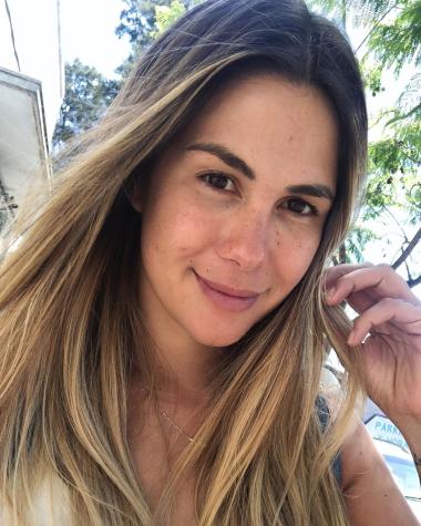 Laura Prieto comparte foto de la niñez y revela innegable parecido con su hija