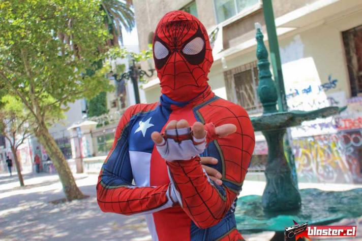 Sensual Spiderman lidera campaña para ayudar a familias de campamentos