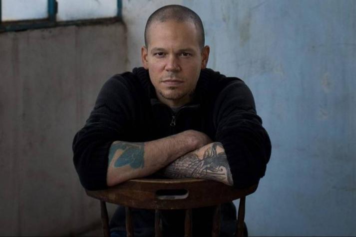 Residente lava la loza con los pantalones abajo