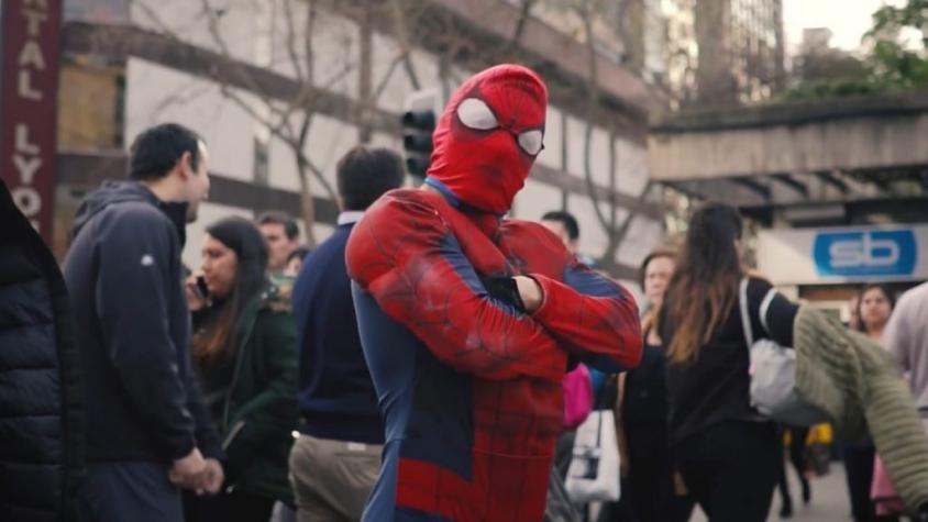 Sensual Spiderman ayuda a afectados por la pandemia con emprendimiento solidario