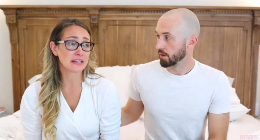 Pareja de youtubers que "devolvió" a su hijo adoptado se defiende de las críticas