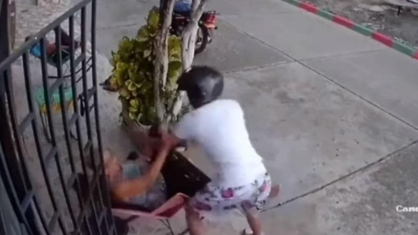 ¡Sorprendió a todos! Abuelita ataca a ladrón tras intento de robo