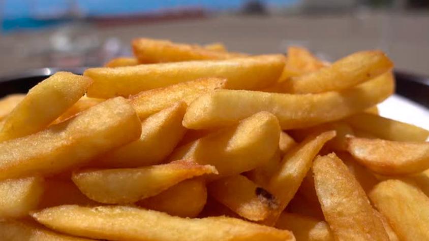 Muere abuelita que usó aceite lubricante para freír papas