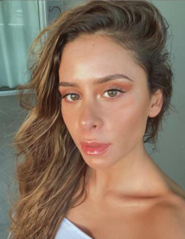 Camila Gallardo escribe mensajes en el cuerpo donde exige justicia para Antonia Barra