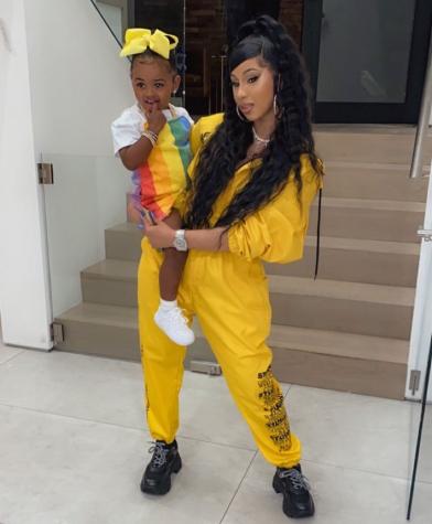 Cardi B impone excéntrica moda: se estampó el logo de Louis Vuitton en el pelo