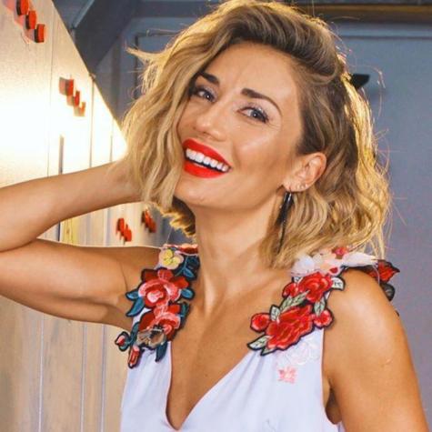 Carola de Moras le corta melena a su hija en casa