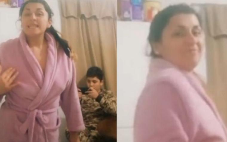 Mujer saca risas con reacción de su hijo mientras graba video para Tik Tok