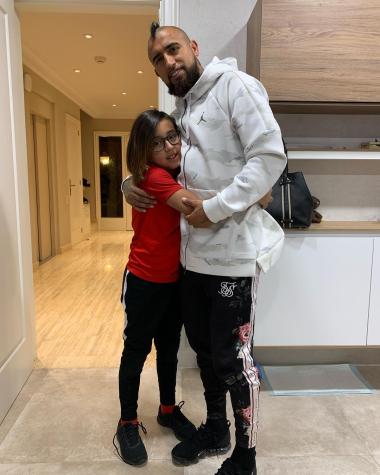 Hijo de Arturo Vidal explica el motivo de su acento español