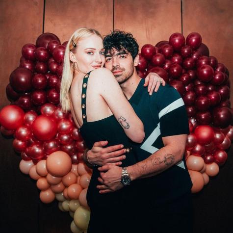 Sophie Turner súper embarazada y combinada con Joe Jonas