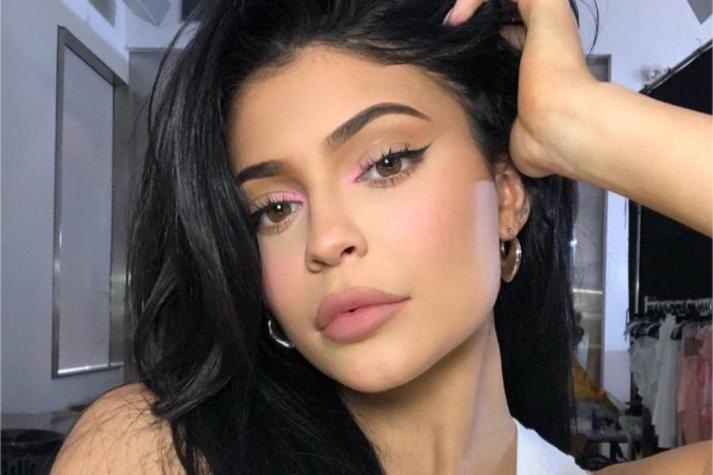 Kylie Jenner se tatúa una serie de números en el brazo