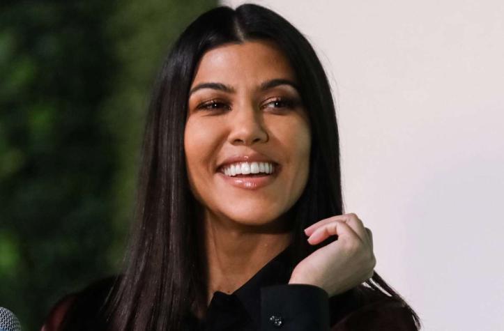 Kourteney Kardashian va a la playa con traje de baño de lujo y cartera de fiesta