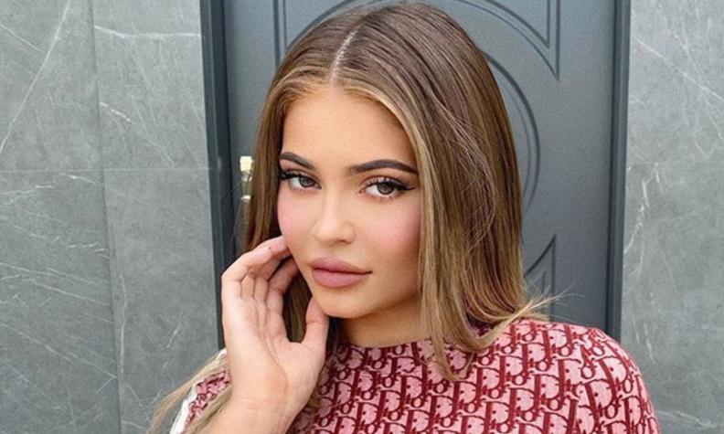 Troleo a Kylie Jenner por ser millonaria y comer fideos instantáneos