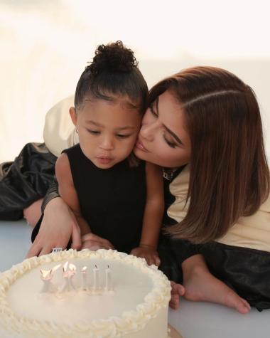 ¡Ya no es una bebé! Stormi posa igual que Kylie Jenner
