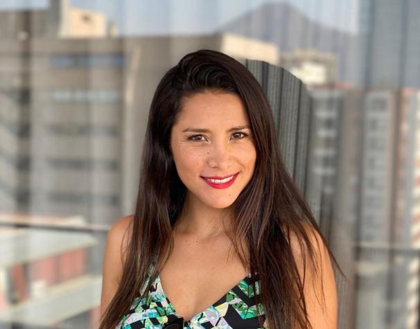 Loreto Aravena se toma sensuales fotos disfrutando del sol desde su hogar