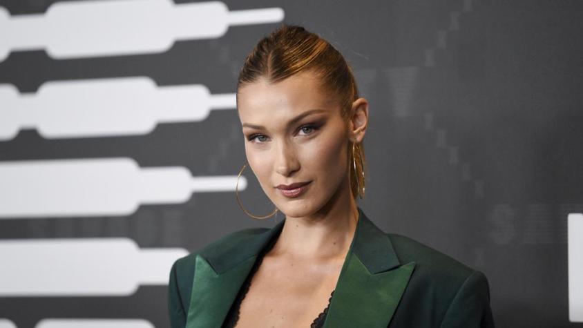 Bella Hadid trae de regreso el pantalón a la cadera y es meme