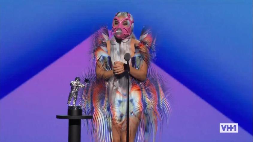 Como un pájaro: Look de Lady Gaga genera opiniones divididas en los VMA’S