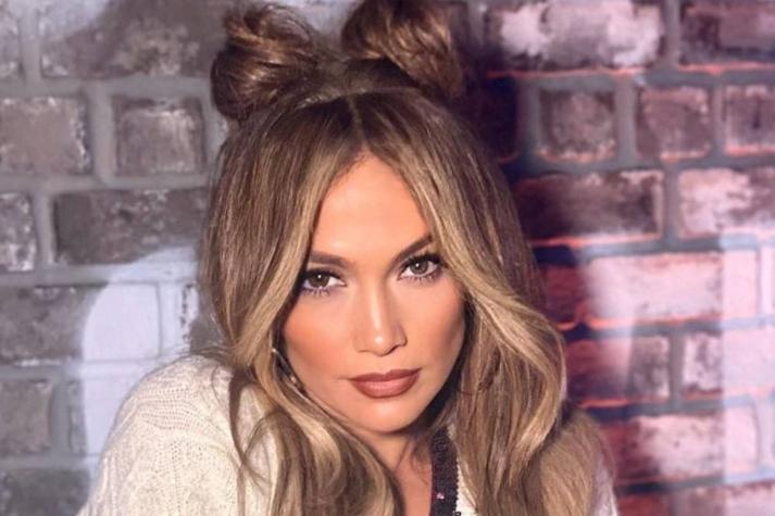 Jennifer Lopez luce su primer look fashion desde la cuarentena