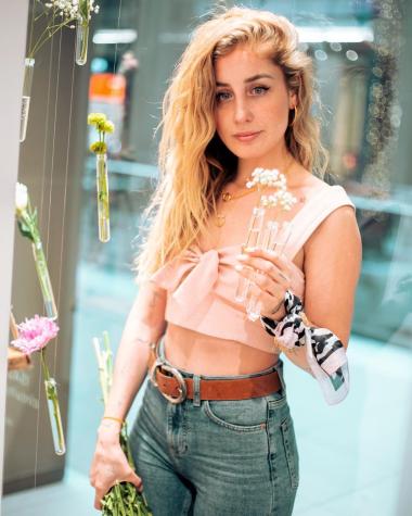 Daniela Castro responde particular comentario que recibió por foto en la ducha