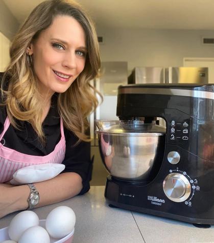 Rocío Marengo e hijos de su pareja lo sorprenden en su cumpleaños 
