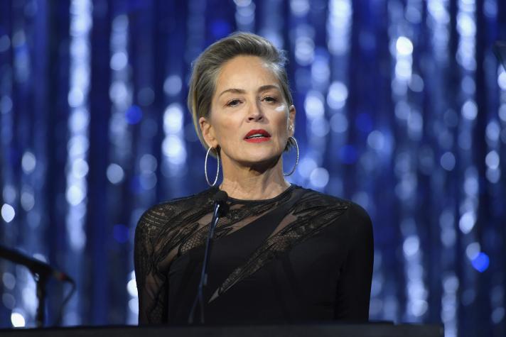 Sharon Stone vive crítico momento familiar: su abuela falleció de covid-19 y su hermana está grave